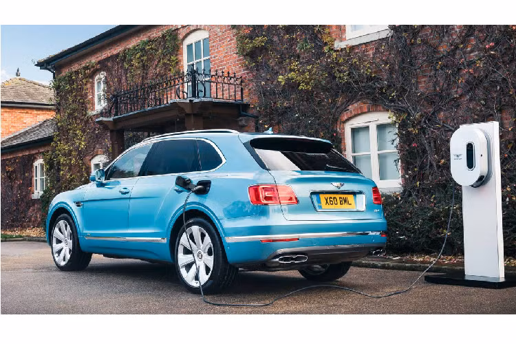 Sức mạnh này giúp chiếc crossover siêu sang dễ dàng tăng tốc từ 0-100km/h chỉ trong 4,1 giây trước khi cán vận tốc tối đa 301 km/h.