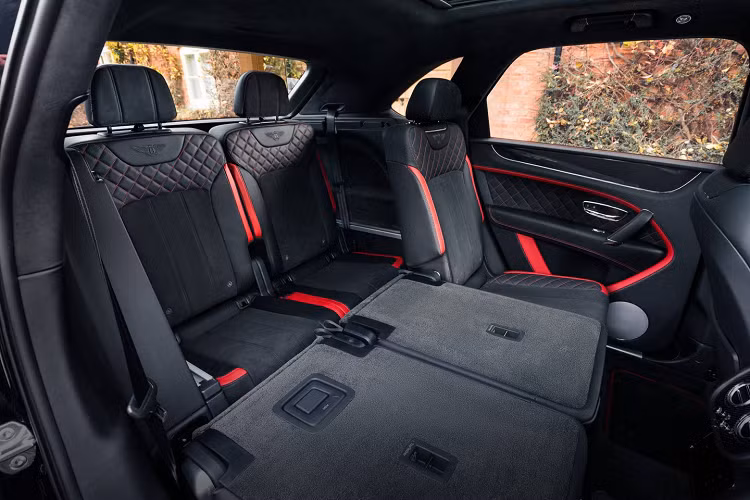 Kính chắn gió thu lại và đường dốc mái dốc hơn về phía sau cung cấp cho Bentley Bentayga một cái nhìn sắc nét, dáng vẻ thể thao mà vẫn không quá cồng kềnh. Phía sau, Bentayga sở hữu thiết kế “nở hậu” giúp hình dáng xe mềm mại hơn, đồng thời gia tăng diện tích khoang hành lý. Phần đuôi với đường gờ dưới cửa kính giả cánh đuôi, cặp đèn hậu tích hợp công nghệ LED ở hai bên, cản sau nẹp chrome chạy từ hai bên thân xe.