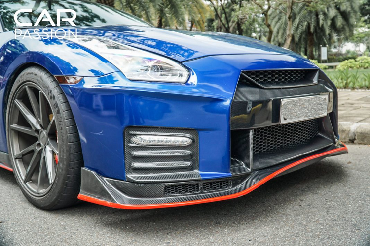 Ở phiên bản hiệu năng cao Nismo, Nissan đã thiết kế lại đầu xe với hai hốc gió bằng sợi carbon ngay bên dưới đèn sương mù. Thêm vào đó là phần líp cản trước cùng hai bên hông xe được kẻ đường viền đỏ, tiếp nối xuống hết phần khuếch tán dưới gầm phía đuôi 