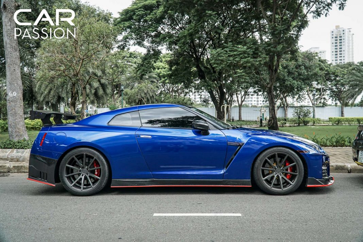 Chiếc chiếc Nissan GT-R tại Việt Nam này nguyên bản sở hữu màu đỏ đỏ tươi khá đặc biệt, tuy nhiên sau đó xe đã được sơn lại thành màu xám mờ trước khi được sơn màu xanh như hiện tại.