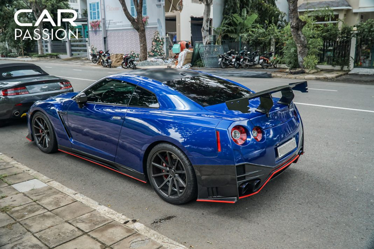 Giá bán Nissan GT-R cũng không quá cao khiến nó trở thành một chiếc xe thể thao giá rẻ trong phân khúc, giá bán khởi điểm của xe đời 2011 chỉ ở mức 84.060 đô-la. Ở phiên bản mới nhất, Nissan GT-R tiêu chuẩn có giá bán từ 112.235 đô-la trong khi bản hiệu năng cao Nismo có giá bán 212.435 đô-la.