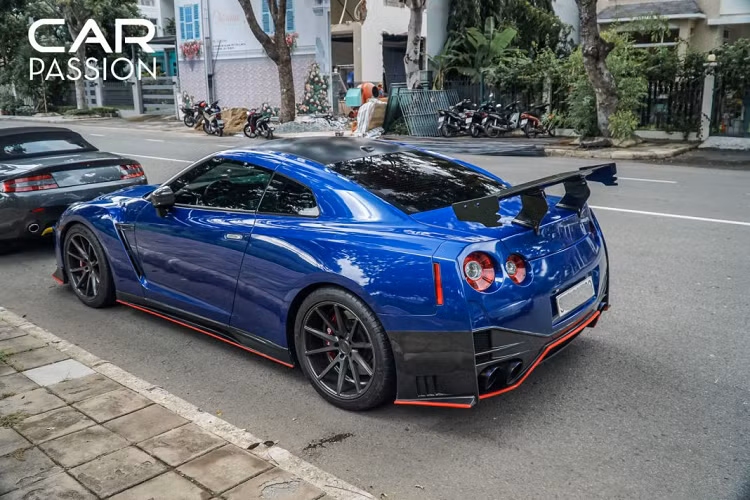 Giá bán Nissan GT-R cũng không quá cao khiến nó trở thành một chiếc xe thể thao giá rẻ trong phân khúc, giá bán khởi điểm của xe đời 2011 chỉ ở mức 84.060 đô-la. Ở phiên bản mới nhất, Nissan GT-R tiêu chuẩn có giá bán từ 112.235 đô-la trong khi bản hiệu năng cao Nismo có giá bán 212.435 đô-la.