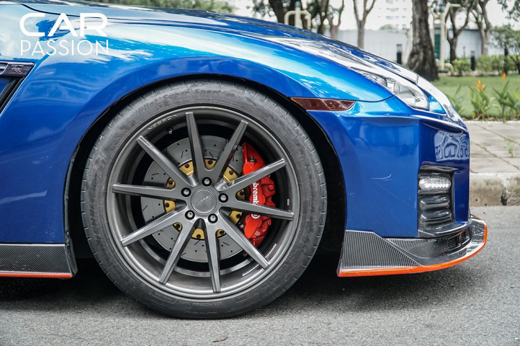 Xe cũng được nâng cấp hệ thống ống xả với bộ ống xả hiệu năng cao đến từ Armytrix nhằm tối ưu công suất. Nissan GT-R được người mê xe trên thế giới yêu thích vì nó sử dụng động cơ V6 tăng áp kép có khả năng độ và nâng cấp với công suất tối đa có thể lên đến gần hai ngàn mã lực.