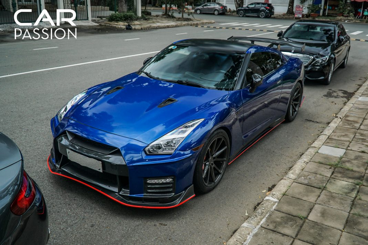 Chiếc xe được “lột xác” để trở thành chính phiên bản hiệu năng cao Nismo với những chi tiết khí động học được làm bằng sợi carbon ở cản trước, cản sau, hai bên hông cùng cánh gió cố định lớn ở phía sau.