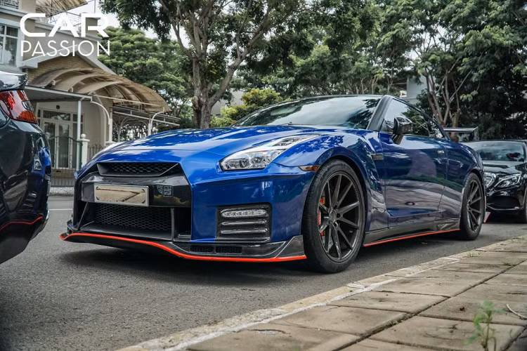  Siêu xe Nissan GT-R là giá rẻ được các tay chơi ưa chuộng đứng hàng top đầu thế giới. Thay vì độ những gói độ ngoại thất thông thường, chủ nhân của chiếc Nissasn GT-R này lại quyết định độ chiếc xe của mình lên thành phiên bản hiệu năng cao GT-R Nismo.