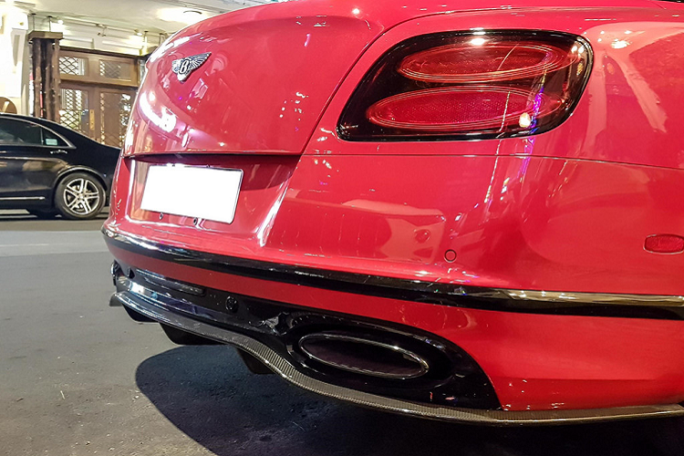 Đúng với tên gọi, những điểm tinh chỉnh trên mẫu xe này nhằm mang lại dáng vẻ và cảm giác lái thể thao hơn. Cản trước, cản sau và ốp hông đều có những chi tiết làm từ sợi carbon. Cản trước cắt xẻ mạnh mẽ với hốc gió lớn thay vì hốc gió dạng oval đứng như thế hệ đầu tiên. 