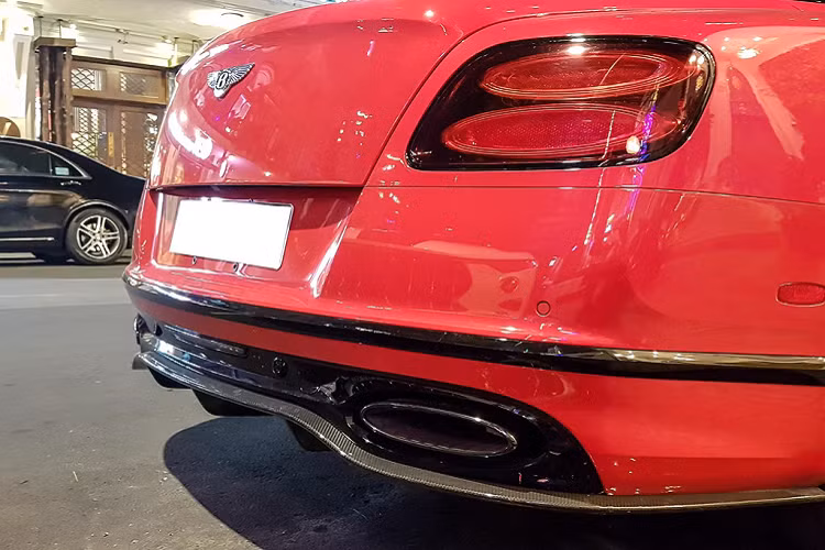 Đúng với tên gọi, những điểm tinh chỉnh trên mẫu xe này nhằm mang lại dáng vẻ và cảm giác lái thể thao hơn. Cản trước, cản sau và ốp hông đều có những chi tiết làm từ sợi carbon. Cản trước cắt xẻ mạnh mẽ với hốc gió lớn thay vì hốc gió dạng oval đứng như thế hệ đầu tiên. 