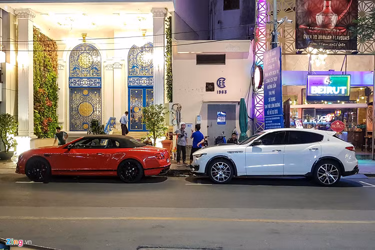 Trước đó, các phiên bản Supersports đều thuộc thế hệ thứ nhất, trong khi đó chiếc Supersports trong bài thuộc thế hệ thứ 2, đời 2017-2018. Đây cũng là chiếc Continental Supersports thế hệ thứ 2 đầu tiên xuất hiện công khai tại Việt Nam.