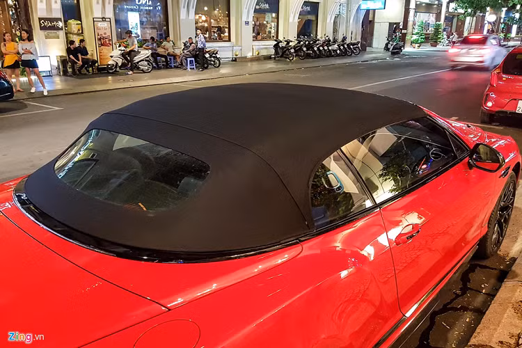 Tương tự, phiên bản mui trần sử dụng phần mui bằng vải bạt được giấu bên trong cốp sau của xe, giúp giảm trọng lượng của xe thay vì sử dụng cơ cấu mui cứng, vốn đã có khối lượng lên đến 2.900 kg. 