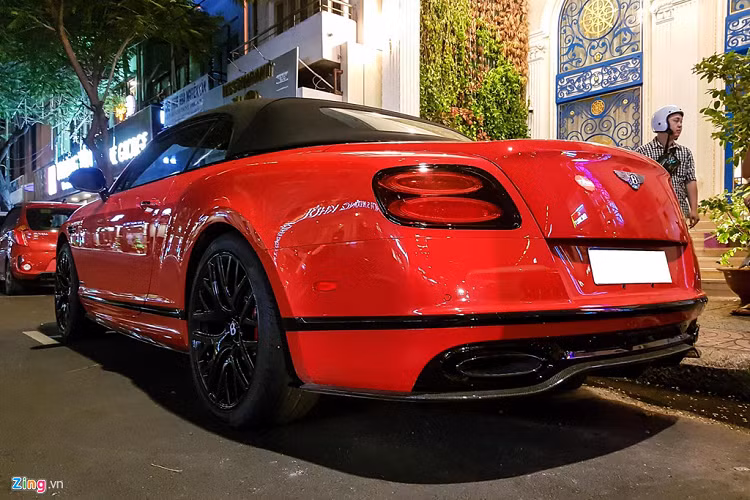 Phần đuôi xe với thiết kế bo tròn khá đặc trưng của các dòng xe siêu sang Bentley. Ốp pô kép cũng được làm từ sợi carbon. Điểm khác biệt giữa 2 phiên bản coupe và mui trần là cánh gió sau có trên phiên bản coupe.