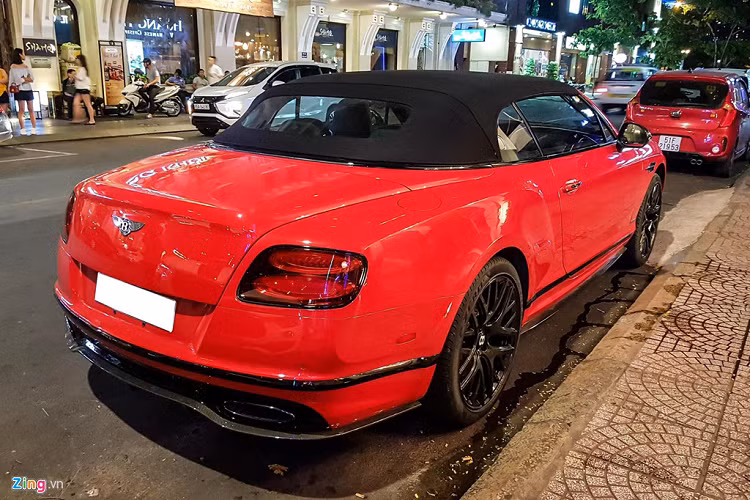 Bentley Continental GT mới là mẫu xe grand tourer 2+2 của hãng xe Anh Quốc, được sản xuất từ năm 2003. Cả 3 thế hệ của dòng xe này đều có mặt ở Việt Nam cùng nhiều phiên bản khác nhau. Phiên bản hiệu suất cao Supersports lần đầu tiên xuất hiện tại Việt Nam với 2 phiên bản là coupe và mui trần. 