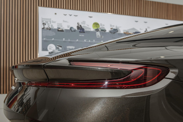 Tổng thể, chiếc Aston Martin DB11 mới này sở hữu thiết kế khí động học cao với các khe hút gió ở đầu xe, hốc bánh xe. Ở phía sau, đuôi xe có phần nhô ra tạo nên cánh gió ảo Aeroblade. Kiểu dáng grand tourer thể hiện rõ ở đầu xe kéo dài, đuôi xe ngắn.