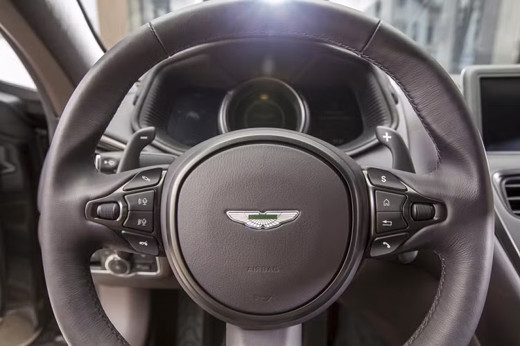 Aston Martin DB11 sở hữu cụm đồng hồ là màn hình TFT LCD 12 inch hiển thị màu. Màn hình thông tin giải trí có kích thước 8 inch đặt ở vị trí trung tâm, có thể kết nối với hệ thống giải trí Comand.