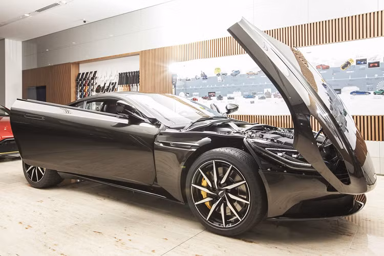 Giá xe Aston Martin DB11 mới này không công bố cho phiên bản màu Kopi Bronze độc đáo. Tại thị trường Việt Nam, chiếc Aston Martin DB11 V8 tiêu chuẩn đang được bán với giá 15,686 tỷ đồng. Theo giới chơi xe dự tính, chiếc DB11 Kopi Bronze sẽ có giá không dưới 16 tỷ đồng.