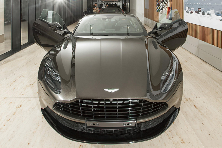 Màu vàng đồng của Aston Martin DB11 Kopi Bronze lấy cảm hứng từ màu cà phê nguyên chất. Để tạo ra màu độc đáo này, các kỹ sư của Aston Martin đã sử dụng máy quang phổ để phối màu. Sau khi phối ra màu, công nghệ sơn kim loại Xirallic được áp dụng. Với nhiều lớp sơn chồng lên nhau, màu sơn này có thể thay đổi sắc thái dựa vào ánh sáng mặt trời.