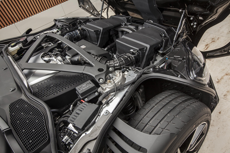 Aston Martin DB11 Kopi Bronze này thuộc phiên bản V8, sở hữu động cơ tăng áp kép V8 dung tích 4.0L do AMG sản xuất. Động cơ sản sinh công suất 503 mã lực và mô-men xoắn cực đại 675 Nm. Siêu xe của "James Bond" có khả năng tăng tốc 0-100 km/h trong 3,9 giây và tốc độ tối đa 301 km/h.