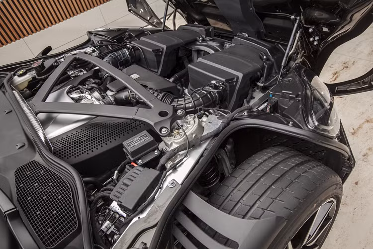 Aston Martin DB11 Kopi Bronze này thuộc phiên bản V8, sở hữu động cơ tăng áp kép V8 dung tích 4.0L do AMG sản xuất. Động cơ sản sinh công suất 503 mã lực và mô-men xoắn cực đại 675 Nm. Siêu xe của "James Bond" có khả năng tăng tốc 0-100 km/h trong 3,9 giây và tốc độ tối đa 301 km/h.