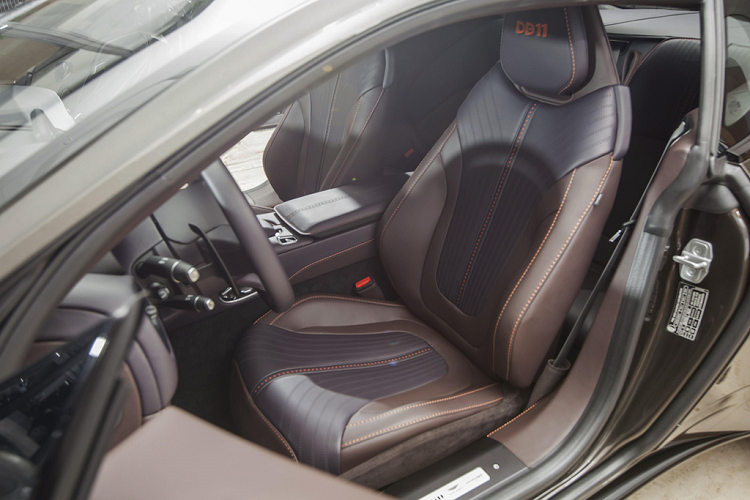 Bên trong xe, nội thất của DB11 vừa thể thao vừa mang vẻ sang trọng, điểm khác biệt của Aston Martin so với những hãng siêu xe. Nội thất của DB11 V8 Kopi Bronze được làm thủ công phối cùng vật liệu gỗ cao cấp.