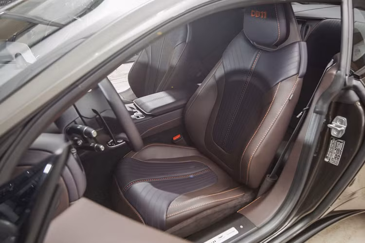 Bên trong xe, nội thất của DB11 vừa thể thao vừa mang vẻ sang trọng, điểm khác biệt của Aston Martin so với những hãng siêu xe. Nội thất của DB11 V8 Kopi Bronze được làm thủ công phối cùng vật liệu gỗ cao cấp.