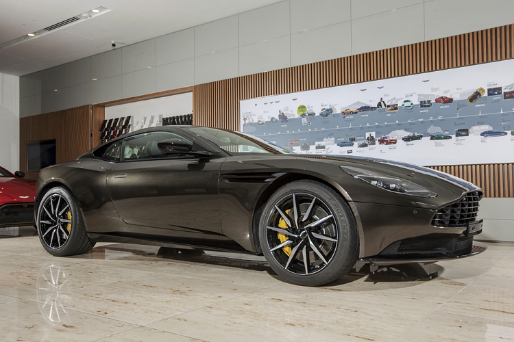 Sau khi cập cảng Hà Nội, siêu xe Aston Martin DB11 V8 phiên bản màu Vàng đồng Kopi Bronze đã nhanh chóng đến TP HCM. Không chỉ độc đáo bởi màu sơn, những hình ảnh chi tiết của mẫu xe đặc biệt này là một sự thuyết phục hoàn mỹ, xứng đáng với vai trò mẫu xe biểu tượng cho chặng đường 100 năm của thương hiệu xe thể thao Anh quốc.