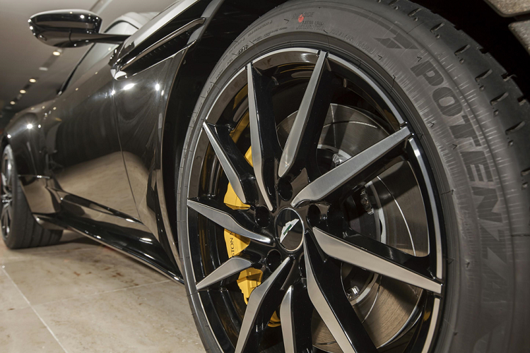 Nổi bật ở ngoại thất là bộ vành thể thao 10 chấu màu kim cương đen có kích thước 20 inch. Xe trang bị kẹp phanh màu vàng cùng tone với màu ngoại thất.