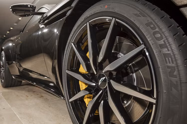 Nổi bật ở ngoại thất là bộ vành thể thao 10 chấu màu kim cương đen có kích thước 20 inch. Xe trang bị kẹp phanh màu vàng cùng tone với màu ngoại thất.