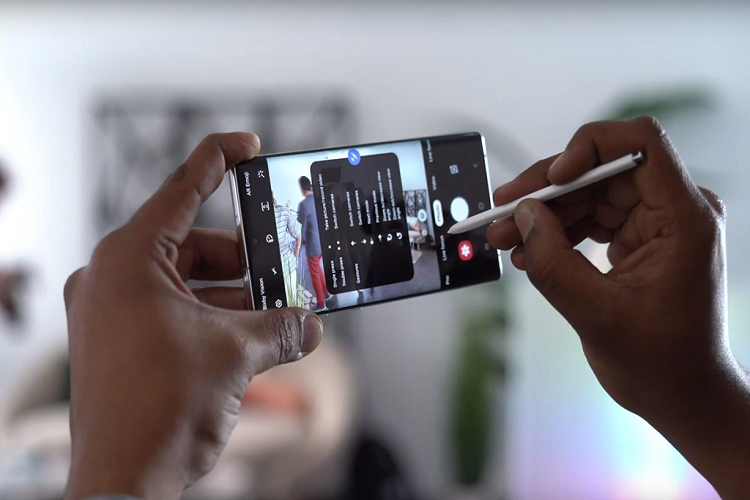 Bên cạnh đó, chiếc bút này được tính hợp tính năng điều khiển bằng cử chỉ từ xa. Người dùng có thể hướng đầu bút vào màn hình và "vẩy" bút sang bên trái/phải để chuyển đổi các chế độ chụp, lên/xuống để chuyển sang camera selfie và xoay tròn để zoom.