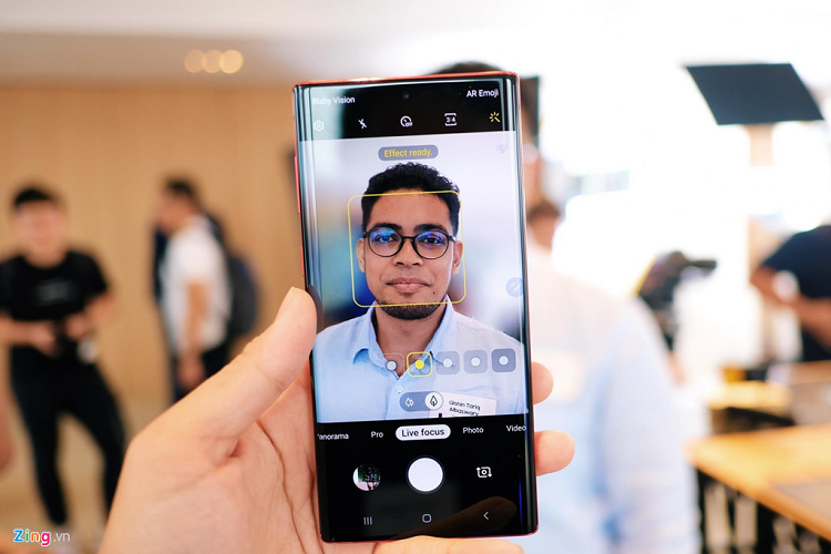 Camera trên Galaxy Note10 cũng được cải tiến so với Galaxy Note9. Máy được trang bị hệ thống 3 camera bao gồm 12 MP, 16 MP và 12 MP. Điểm khác biệt trên camera của máy chính là tính năng Live Focus Video cho cả camera trước và sau (quay video xóa phông), zoom mic khi quay video, giúp thu được âm thanh tốt hơn với những hướng được zoom.