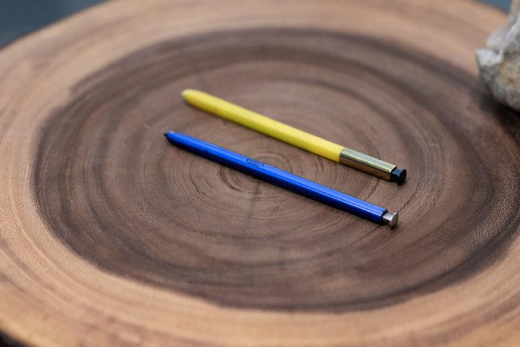 Bút S Pen mới trên Galaxy Note10 vẫn có thiết kế không thay đổi so với phiên bản trước. Nhưng đây có thể là yếu tố quan trọng nhất làm người dùng quyết định có nên nâng cấp lên Galaxy Note10 từ Galaxy Note9 hay không. Ngoài những tính năng ghi chú thông thường, bút S Pen mới có thể làm làm nhiều việc hơn như xuất chữ viết tay thành văn bản, text hoặc chuyển đổi sang nhiều định dạng khác nhau.