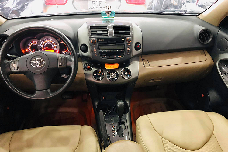 Tuy vậy, với những người hiểu biết nhiều về ôtô thì hoàn toàn có thể lựa chọn một chiếc xe Toyota Rav4 đời cũ cho nhu cầu đi lại, đây cũng là mẫu xe cũ được người dân Mỹ tin dùng khi chọn mua xe đã qua sử dụng vì độ bền và “lành” của nó.