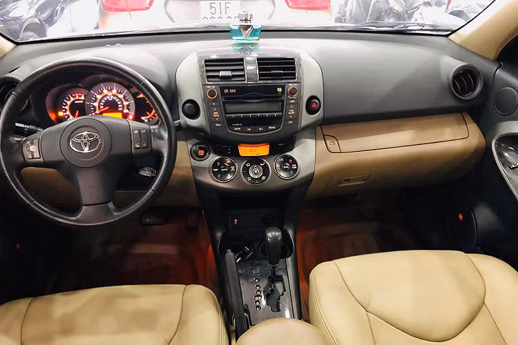 Tuy vậy, với những người hiểu biết nhiều về ôtô thì hoàn toàn có thể lựa chọn một chiếc xe Toyota Rav4 đời cũ cho nhu cầu đi lại, đây cũng là mẫu xe cũ được người dân Mỹ tin dùng khi chọn mua xe đã qua sử dụng vì độ bền và “lành” của nó.