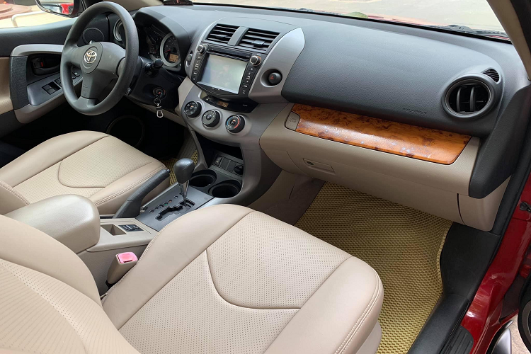 Kiểu dáng của Toyota Rav4 đời này khá mạnh mẽ và ra dáng SUV nhiều hơn hiện tại, do thiết kế bánh dự phòng kiểu treo phía sau cánh cửa nên không gian khoang chứa đồ tăng lên đáng kể, hàng ghế sau có thể ngả nhẹ ra phía sau, mặt sàn phẳng, sử dụng rất tiện lợi.