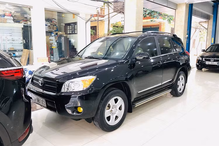 Vô lăng 3 chấu bọc da tích hợp nhiều chức năng và được thiết kế giống mẫu xe anh em Corolla Altis, tạo cảm giác nắm chắc chắn. Thế nhưng, nút điều chỉnh gương chiếu hậu được di chuyển xuống dưới hộp tỳ tay trung tâm gần cần số lại tỏ ra không phù hợp với thói quen của người dùng vốn đã quá quen thuộc với vị trí bên trái trên cánh cửa.