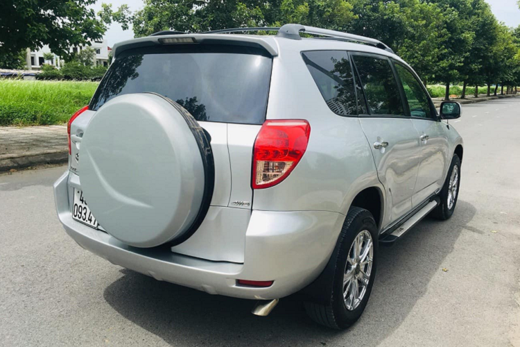 Những chiếc Toyota Rav4 đời 2007 sau 12 năm sử dụng, đến thời điểm hiện tại chỉ có giá bán khoảng 450 triệu đồng, trở thành lựa chọn phù hợp cho mục đích sử dụng gia đình. Vì đã khá cũ và khó khăn trong việc thay thế phụ tùng, nhiều khách hàng vẫn rất e dè khi chọn mua chiếc xe này.
