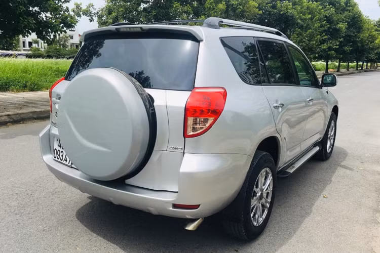 Những chiếc Toyota Rav4 đời 2007 sau 12 năm sử dụng, đến thời điểm hiện tại chỉ có giá bán khoảng 450 triệu đồng, trở thành lựa chọn phù hợp cho mục đích sử dụng gia đình. Vì đã khá cũ và khó khăn trong việc thay thế phụ tùng, nhiều khách hàng vẫn rất e dè khi chọn mua chiếc xe này.