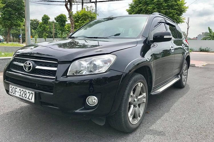 Cùng với Camry, Sienna hay Highlander, mẫu xe SUV Toyota Rav4 ở thời điểm 2007 cũng được nhiều khách hàng Việt Nam chọn mua vì có nguồn gốc nhập khẩu từ Mỹ, dù giá bán ở thời điểm năm 2007 không hề rẻ, lên tới khoảng 2 tỷ đồng.