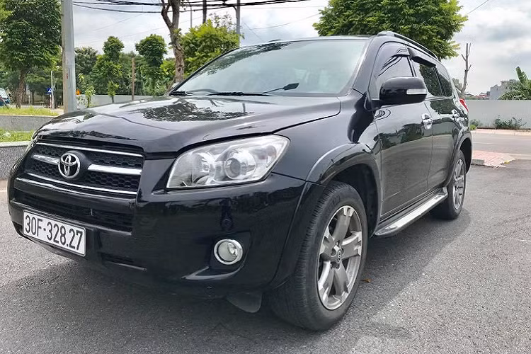 Cùng với Camry, Sienna hay Highlander, mẫu xe SUV Toyota Rav4 ở thời điểm 2007 cũng được nhiều khách hàng Việt Nam chọn mua vì có nguồn gốc nhập khẩu từ Mỹ, dù giá bán ở thời điểm năm 2007 không hề rẻ, lên tới khoảng 2 tỷ đồng.