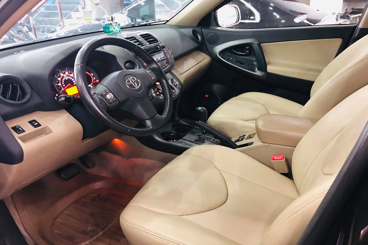 Nội thất bên trong thiết kế đơn giản và khá dễ sử dụng, tuy nhiên đây là chiếc xe đã sử dụng 12 năm nên hệ thống giải trí của nó ở dạng cơ bản, chỉ đọc được đĩa CD và kết nối AUX thông qua cổng 3,5 mm.