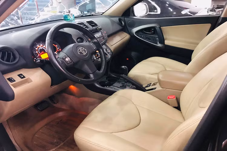 Nội thất bên trong thiết kế đơn giản và khá dễ sử dụng, tuy nhiên đây là chiếc xe đã sử dụng 12 năm nên hệ thống giải trí của nó ở dạng cơ bản, chỉ đọc được đĩa CD và kết nối AUX thông qua cổng 3,5 mm.