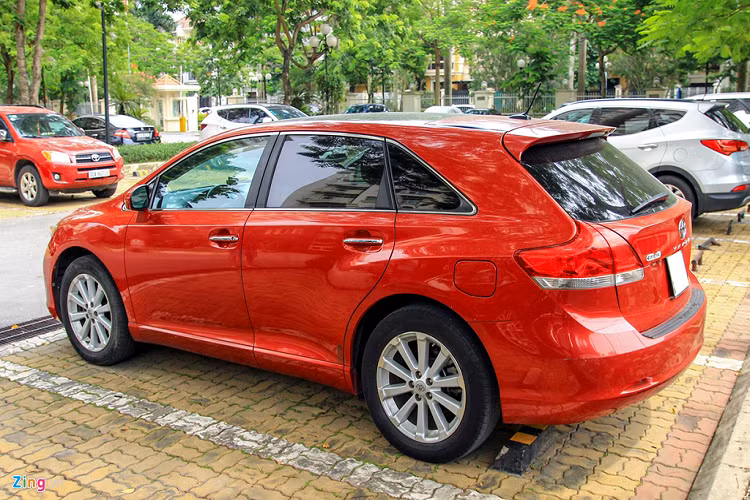 Xe dài 4.800 mm, rộng 1.905 mm, cao 1.610 mm. Trục cơ sở dài 2.775 mm. Vành 19 inch có cảm biến áp suất lốp. Toyota Venza từng là biểu tượng thành đạt vào giai đoạn 2008-2009. 