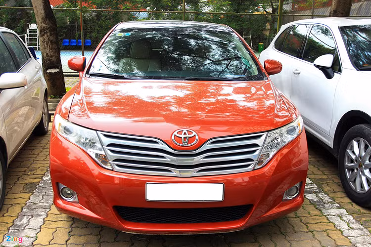 Chiếc xe trong ảnh dùng động cơ xăng 2.7L, công suất 181 mã lực, mô-men xoắn 247 Nm. Hộp số tự động 6 cấp, xe dẫn động cầu trước. Theo lời chủ xe, mức tiêu hao nhiên liệu trên đường trường khoảng 9 lít/100 km. 