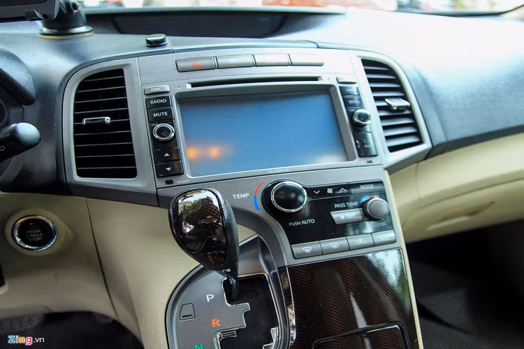 Điều hoà tự động hai vùng, có cửa gió cho hàng ghế sau, 6 loa, 3 cổng sạc 12 volt là các tiện nghi tiêu biểu ở Venza. Bản tầm trung nên Venza không có loa JBL. 