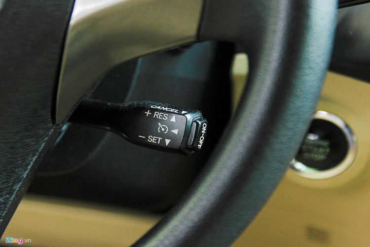 Toyota Venza đời 2009 đã có hệ thống Kiểm soát hành trình (Cruise Control). Xe đời này đã có đề nổ bằng nút bấm.