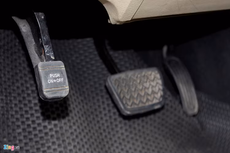 Phanh tay được đưa xuống dưới giúp tạo thêm không gian để đồ ở bệ tỳ tay trung tâm. 