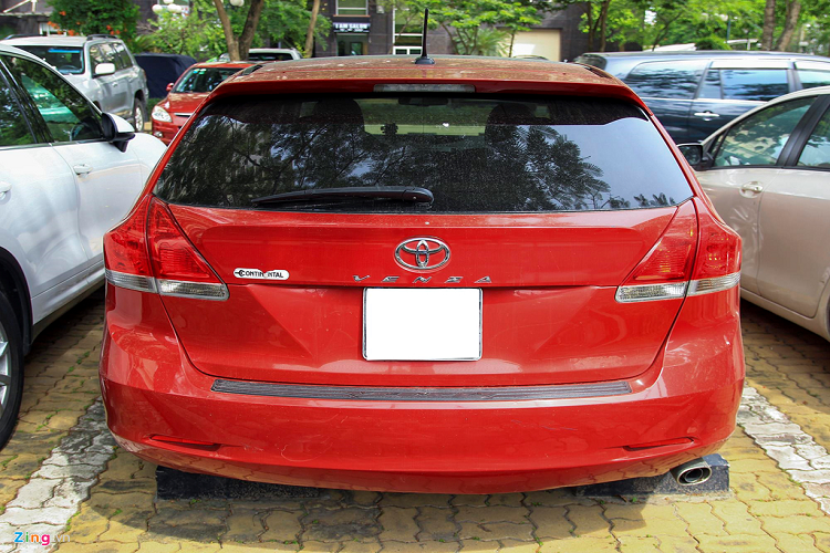 Cốp sau mở điện. Người lái chỉ cần bấm chìa khóa là cốp điện tự mở. Toyota cũng bố trí một nút bấm mở cốp ở bên trái người lái. Là xe nhập khẩu nhưng Venza không có cảm biến lùi và camera lùi.