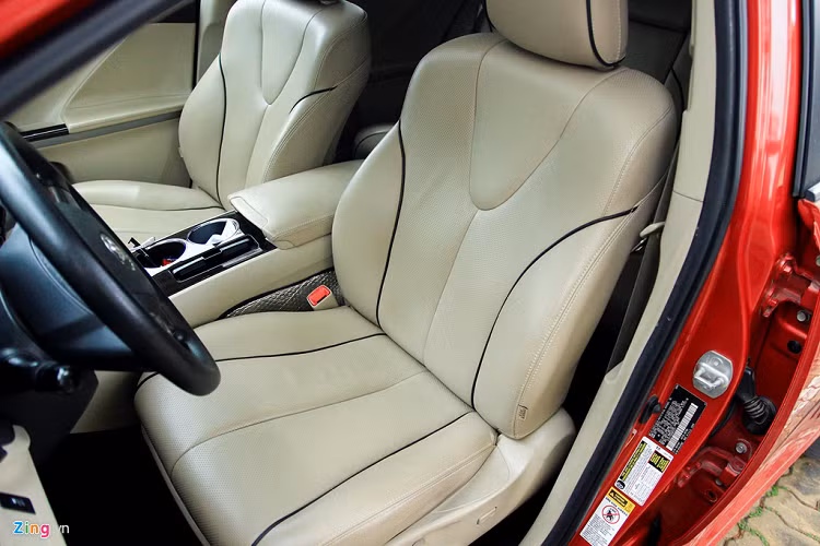 Nhìn chung, chất liệu da ở ghế còn khá tốt. Chi phí nhiên liệu kèm giá bán cao, dao động từ 700 đến 800 triệu đồng khiến mẫu xe này khó bán trên thị trường xe cũ.