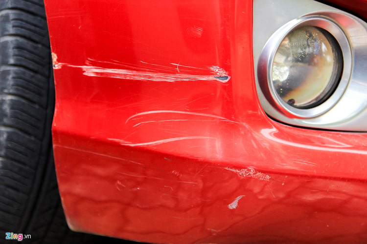 Trong 10 năm lăn bánh, không thể tránh khỏi những va quệt do đầu xe khá dài. Đèn sương mù cũng có dấu hiệu ố vàng.