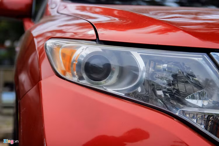 Đèn pha của mẫu xe Toyota Venza đời cũ này là bóng halogen. Đèn chiếu gần có thêm thấu kính. Venza còn có một phiên bản động cơ xăng 3.5L. 