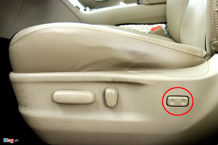 Ghế lái Venza 2009 chỉnh điện kèm đệm lưng (khoanh đỏ). Sau 10 năm sử dụng, một số khu vực ghế da có dấu hiệu bị bẩn. Người mua sẽ phải chi một khoản từ 2 đến 4 triệu đồng để làm sạch toàn bộ ghế da trong xe. 