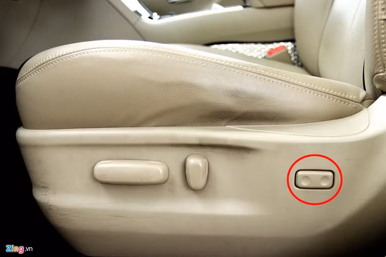 Ghế lái Venza 2009 chỉnh điện kèm đệm lưng (khoanh đỏ). Sau 10 năm sử dụng, một số khu vực ghế da có dấu hiệu bị bẩn. Người mua sẽ phải chi một khoản từ 2 đến 4 triệu đồng để làm sạch toàn bộ ghế da trong xe. 